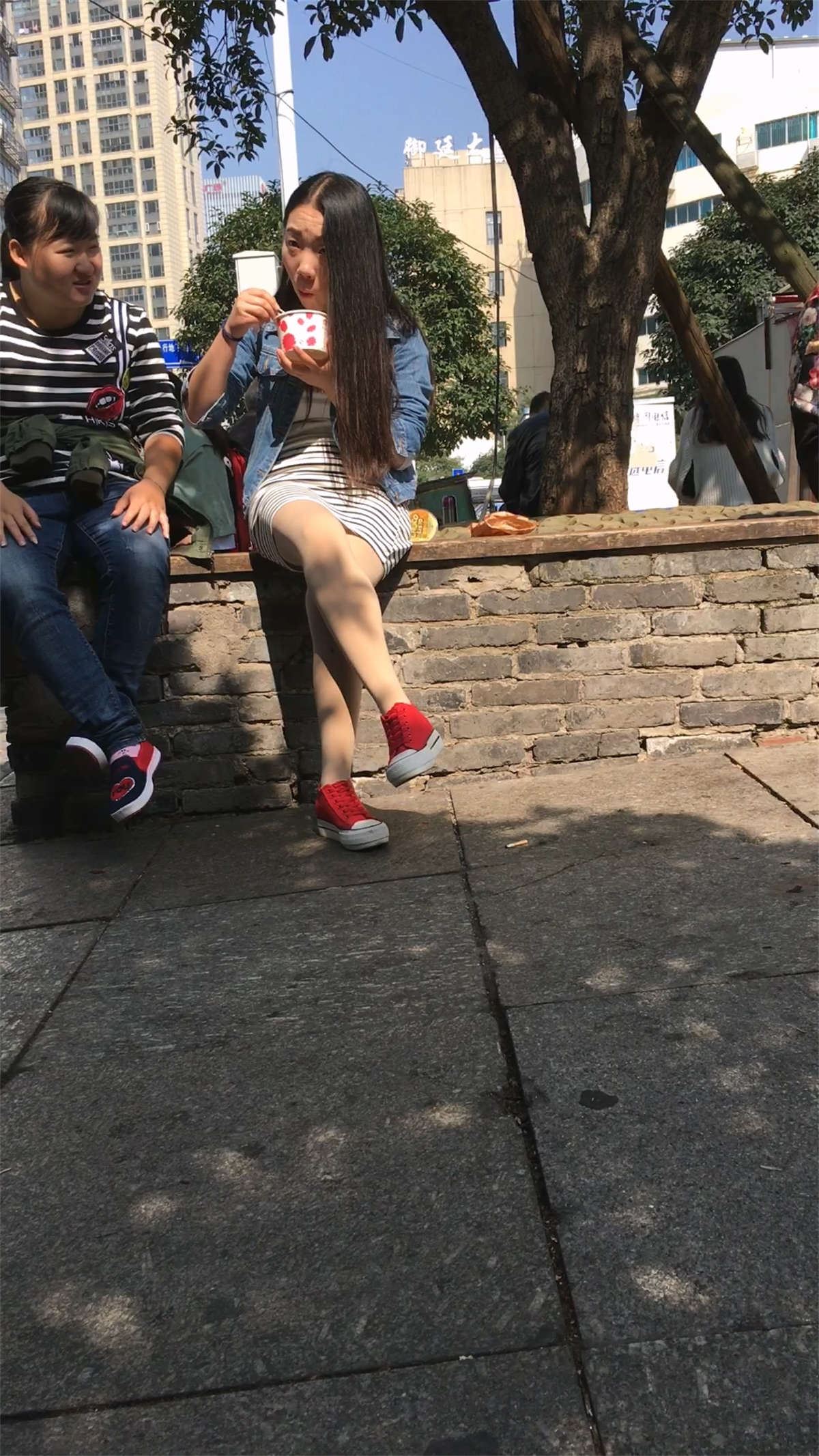 等男友的条纹连衣裙肉色丝袜长发小妹
