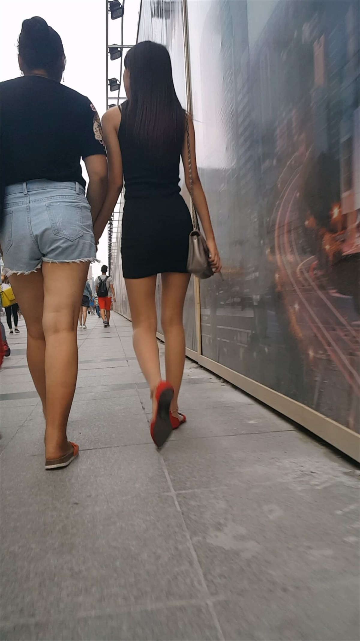 黑色连衣裙细腰圆润翘臀长发美眉