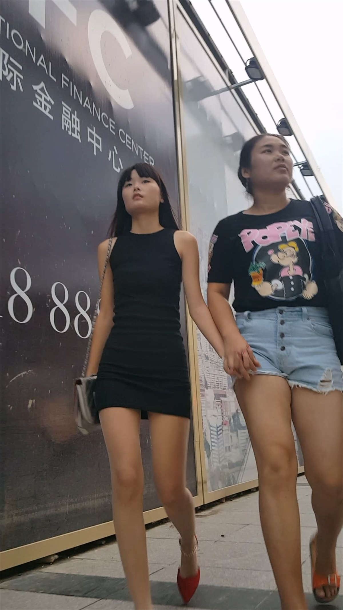 黑色连衣裙细腰圆润翘臀长发美眉