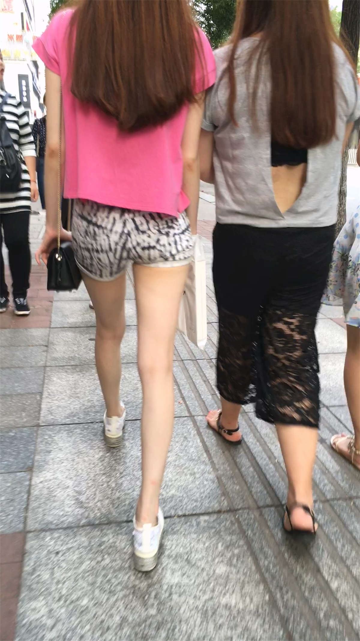 极品白皙大长腿紧绷短裤圆润翘臀长发美女