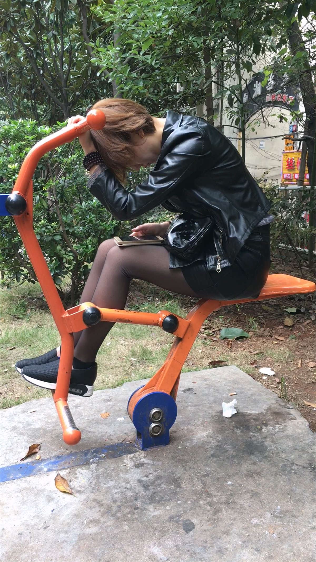 黑色丝袜皮短裙短发美眉