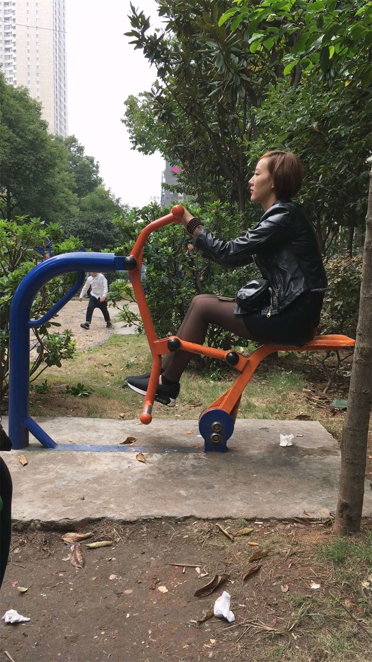 黑色丝袜皮短裙短发美眉
