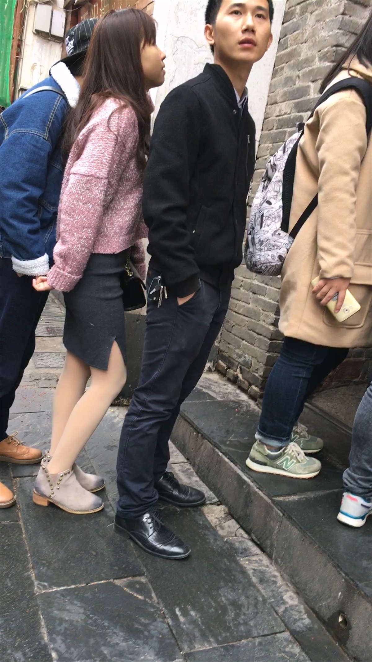 灰色包臀裙长发美眉和男友一起逛街游玩