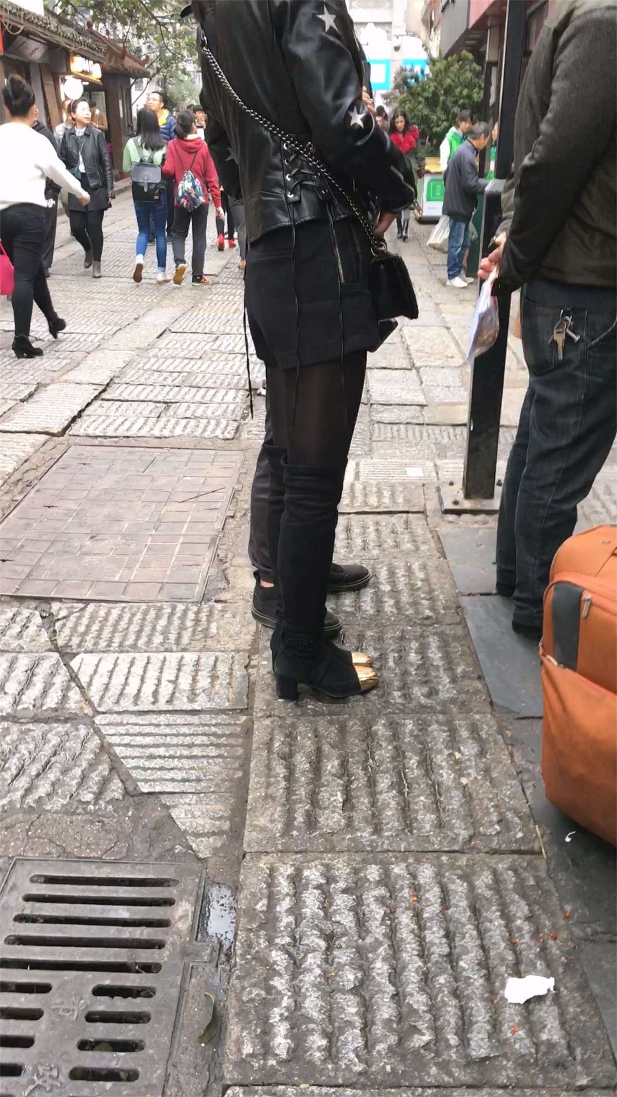 排队的好身材少妇黑色诱惑