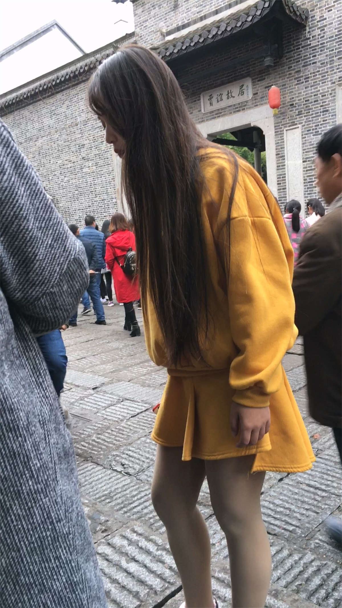 黄色短裙肉色丝袜长发美眉