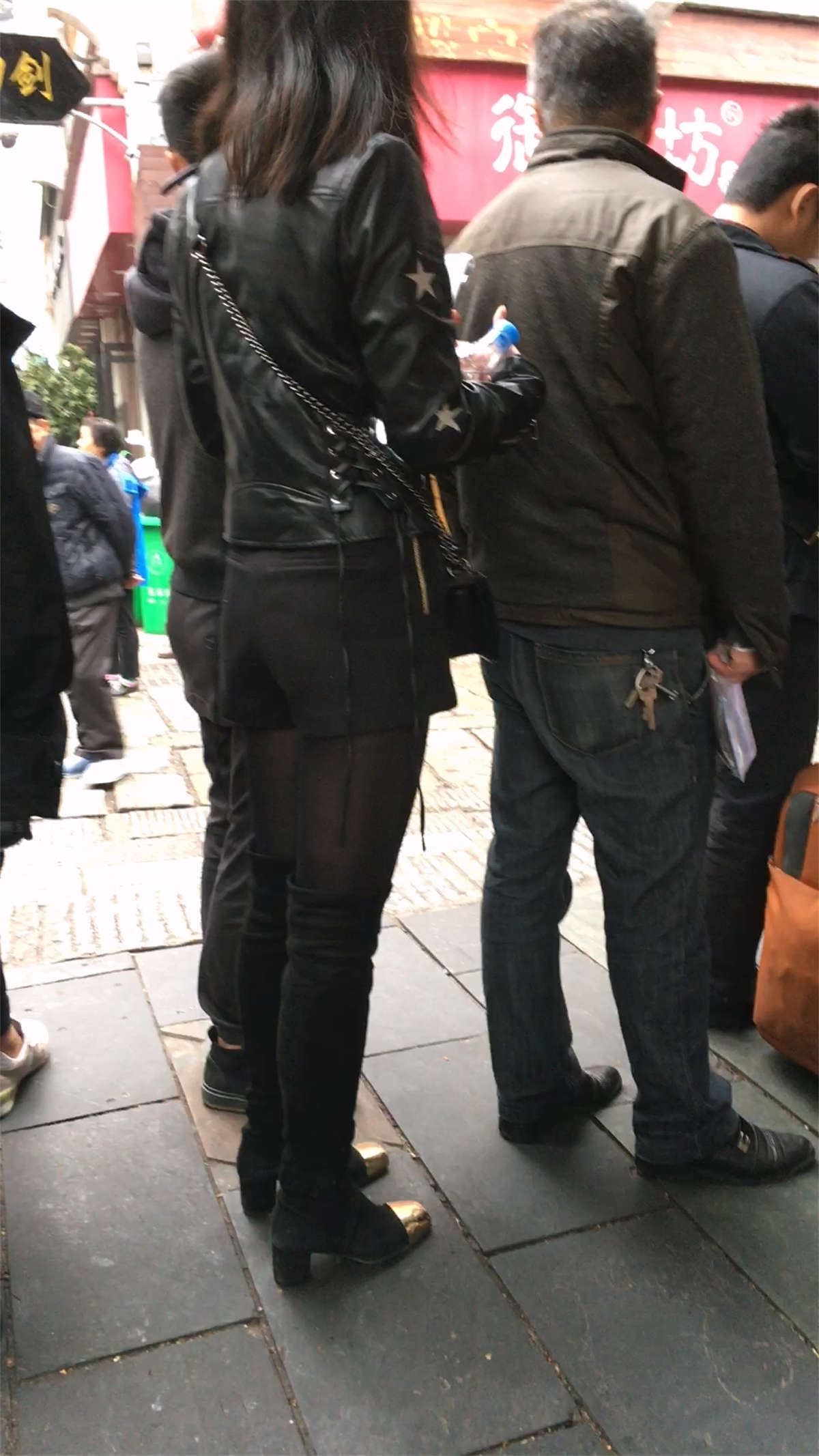 排队的好身材少妇黑色诱惑