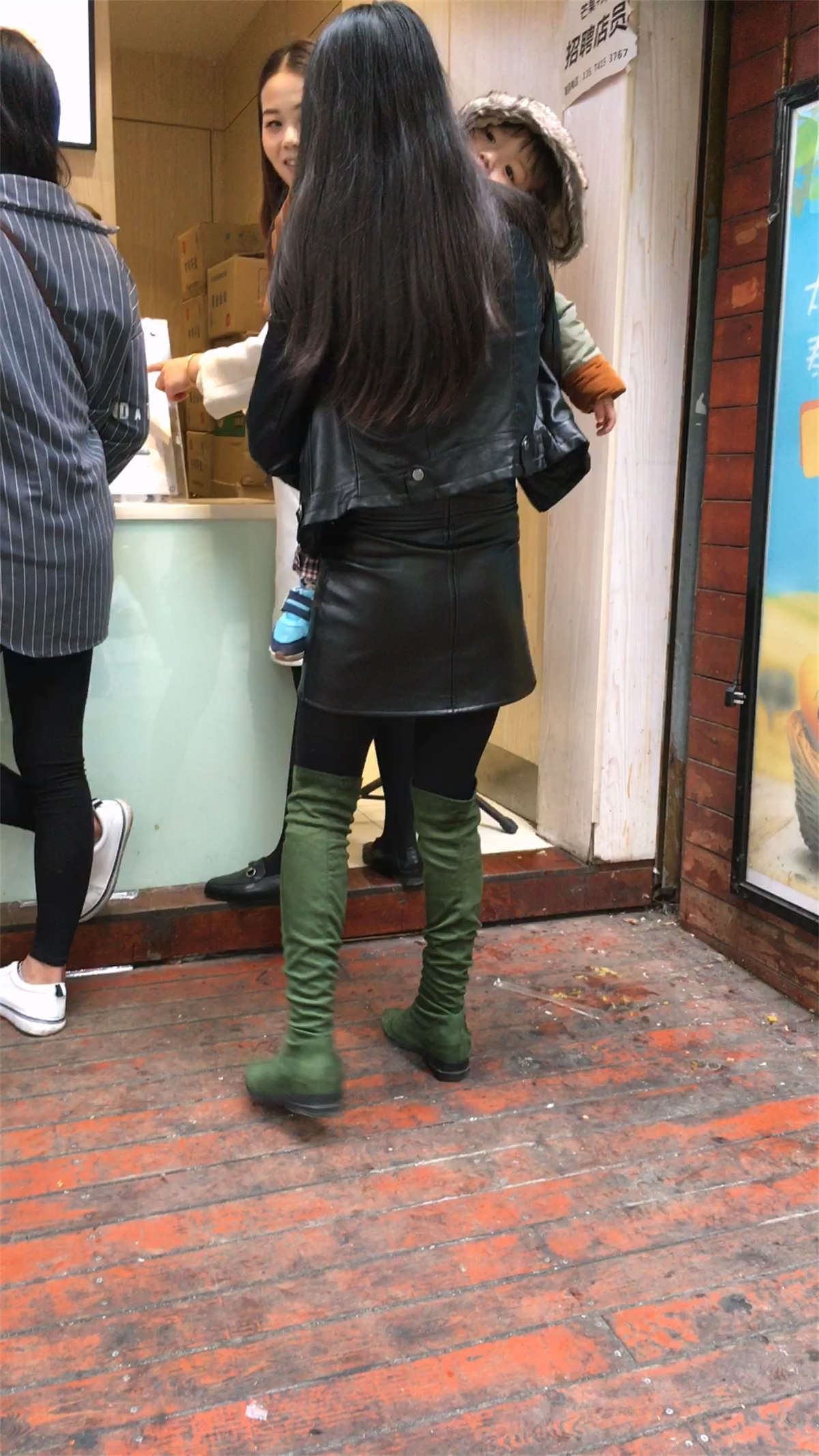 黑色皮短裙打底丝袜高靴长发美少妇