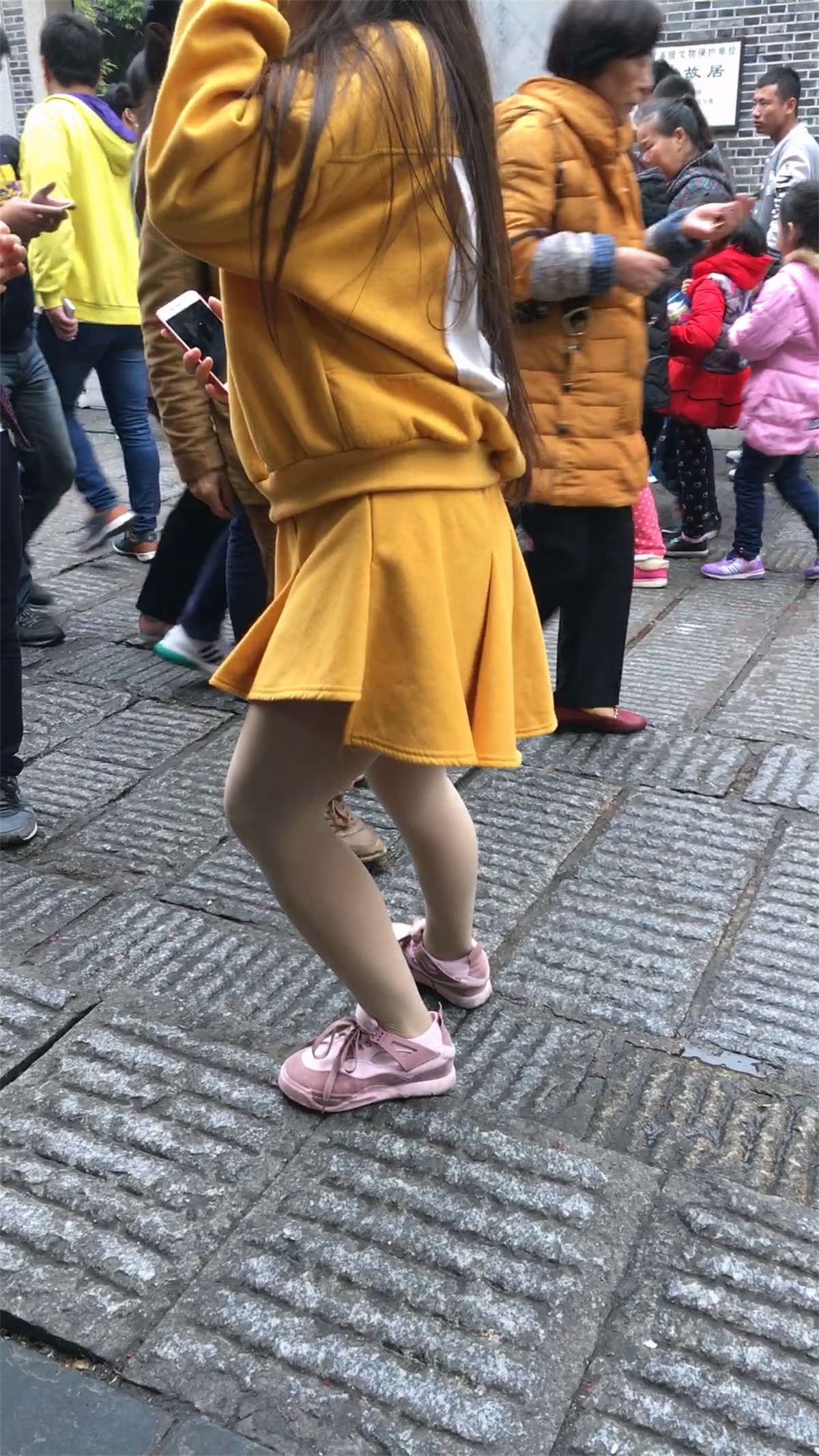 黄色短裙肉色丝袜长发美眉