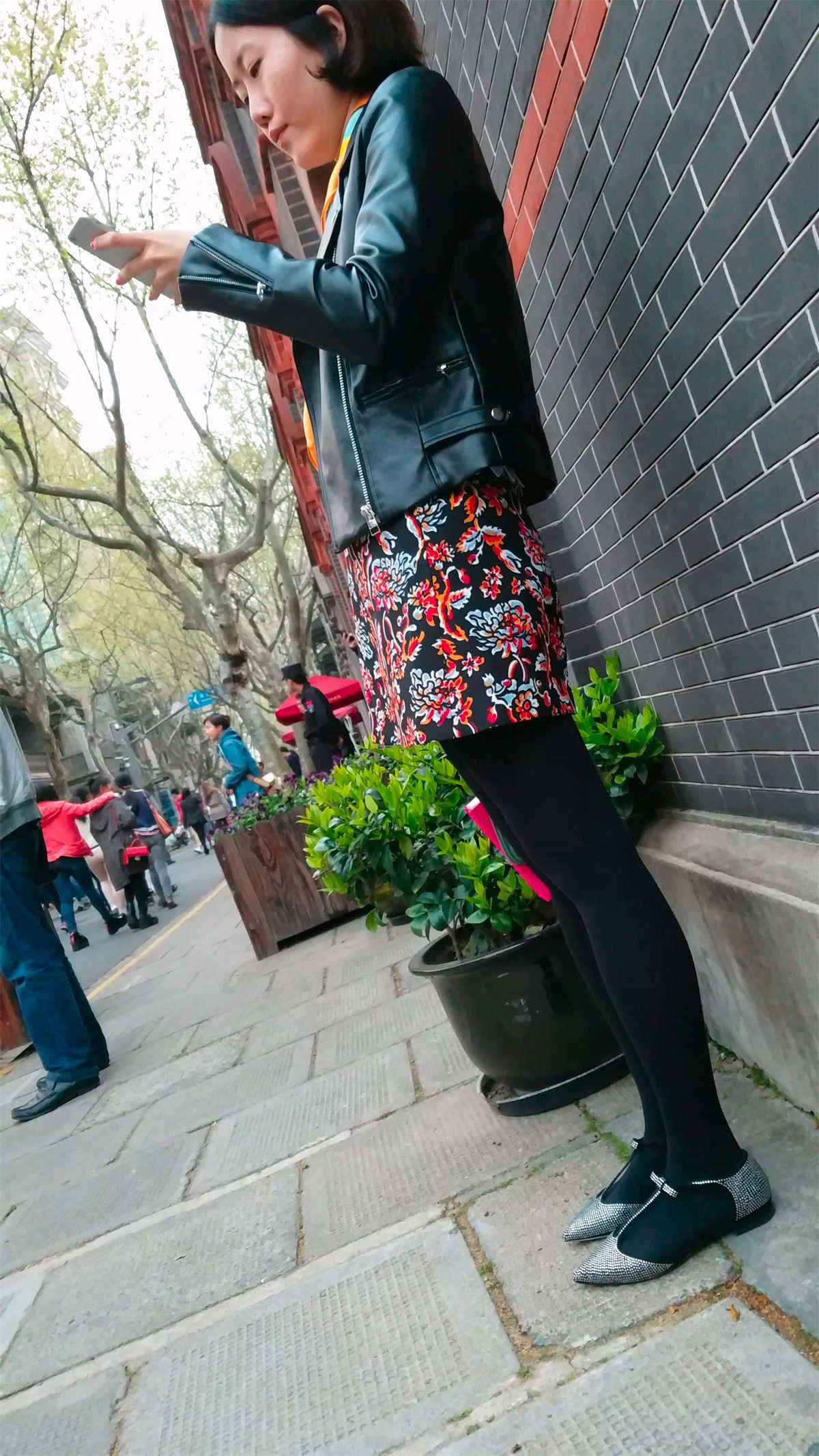 在等男友的黑色袜裤美女