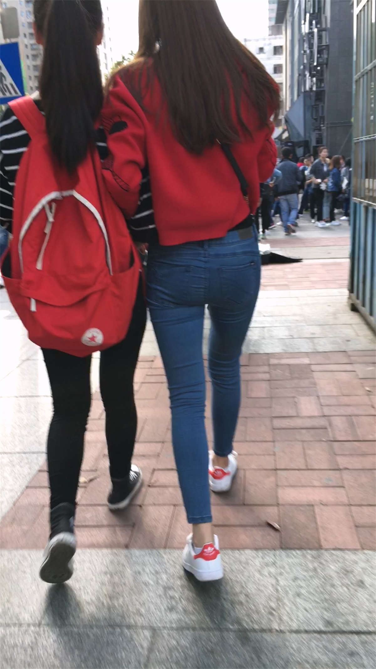 蓝色紧身牛仔美女