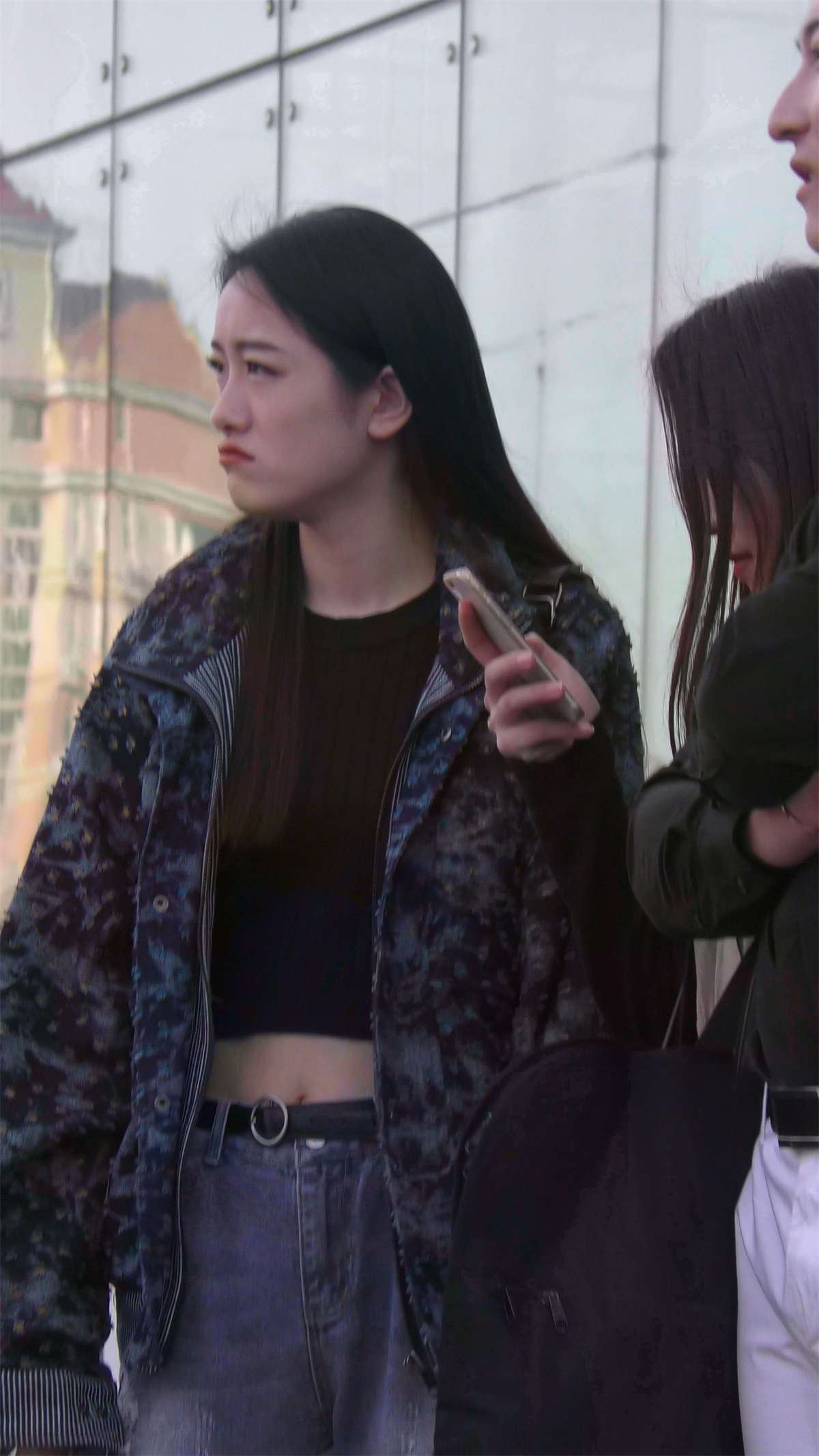 破洞蓝色牛仔裤漂亮美女