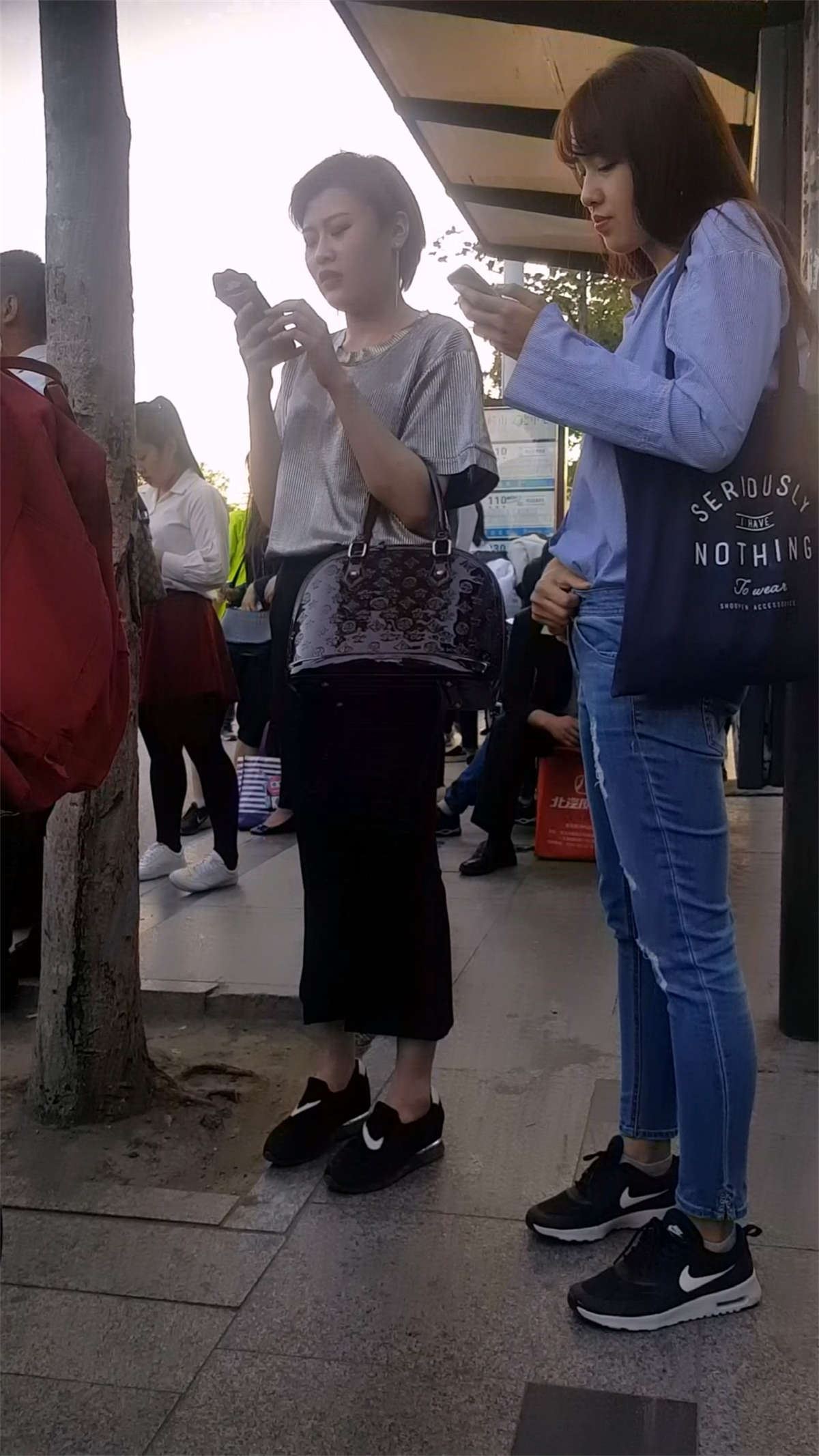 黑色紧身裤短发美女