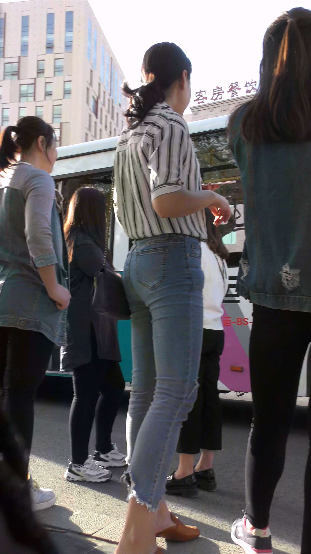 紧身蓝色牛仔裤条纹衬衫美女