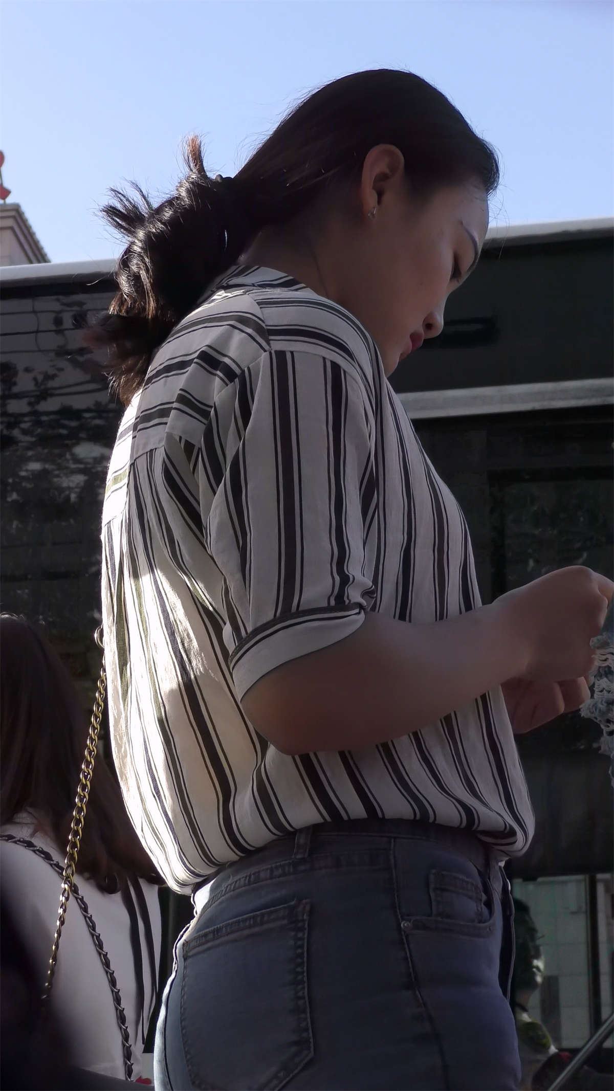 紧身蓝色牛仔裤条纹衬衫美女