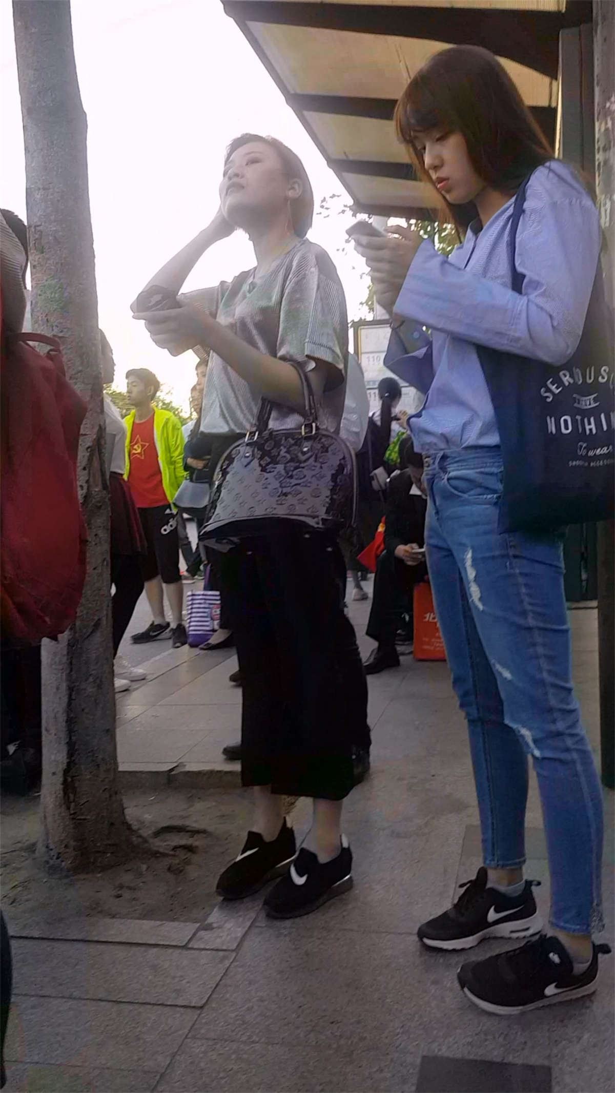 黑色紧身裤短发美女