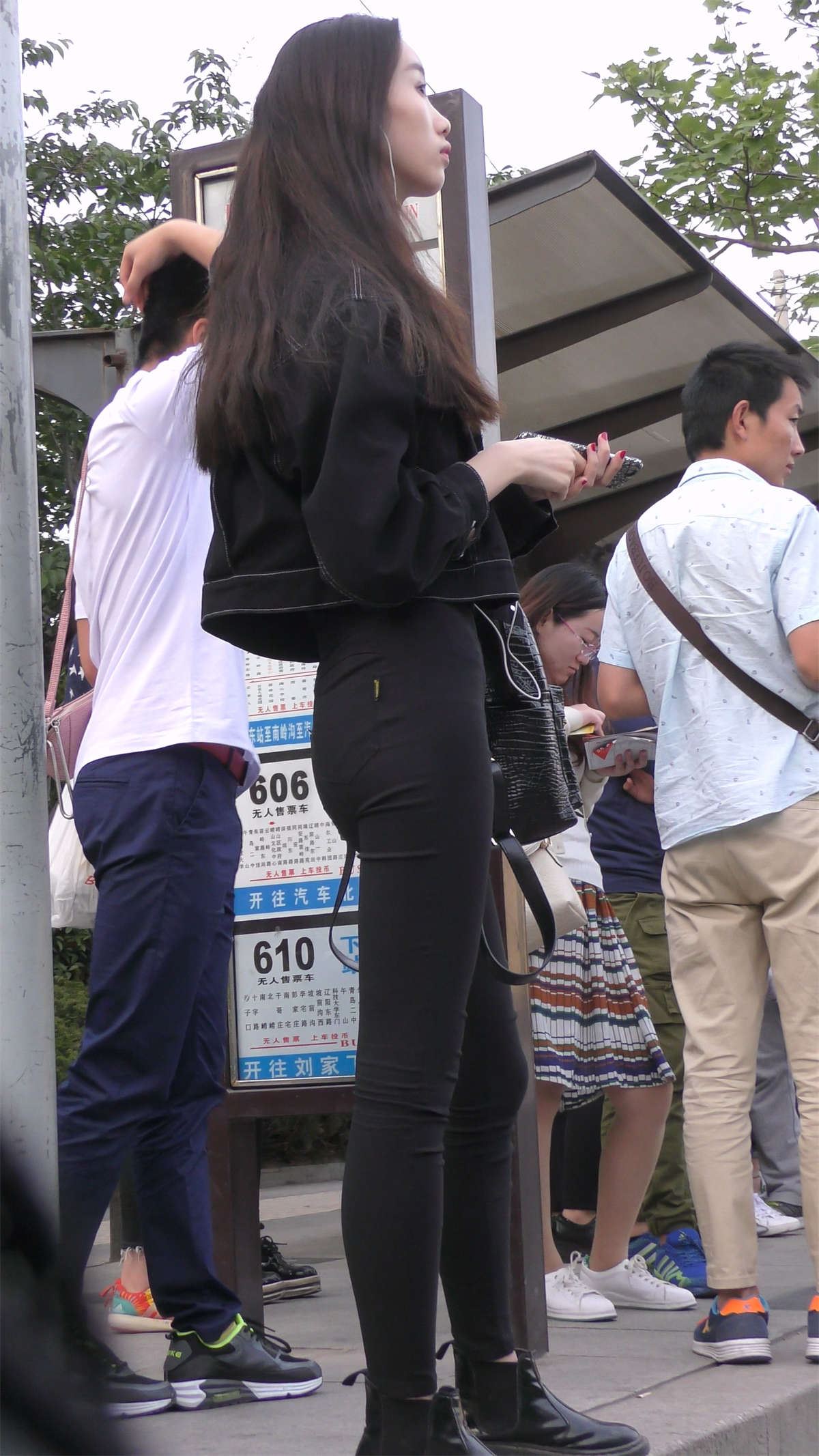 紧身黑裤牛仔外套高挑美女美腿