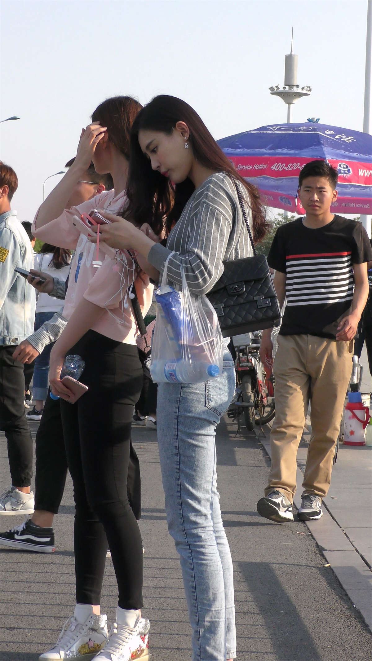 紧身蓝牛条纹衫高挑美女天生丽质