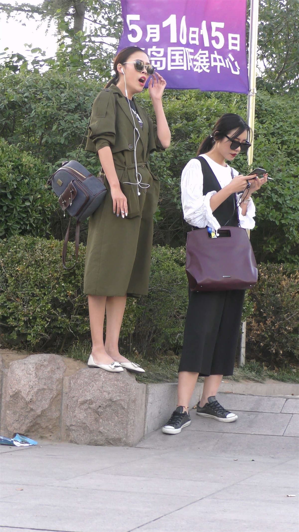 墨绿色大衣美腿漂亮美女