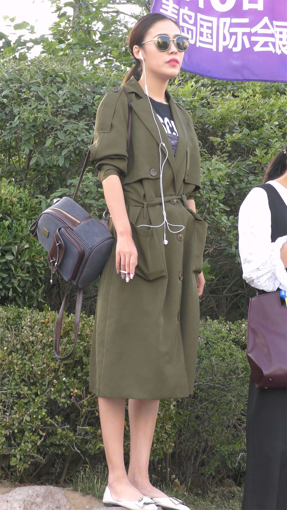 墨绿色大衣美腿漂亮美女