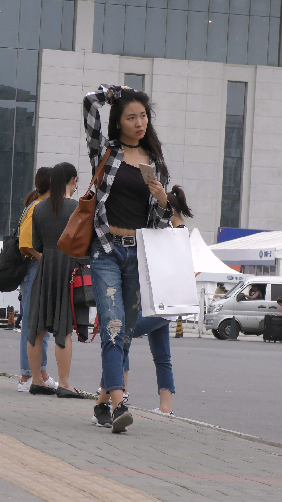 精致五官破洞蓝牛漂亮美女