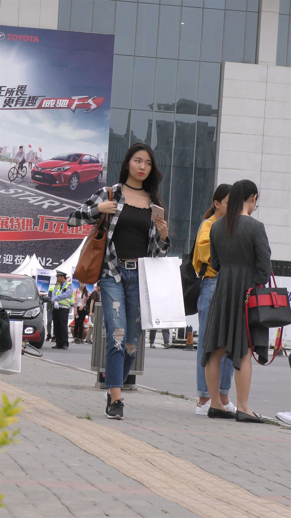 精致五官破洞蓝牛漂亮美女