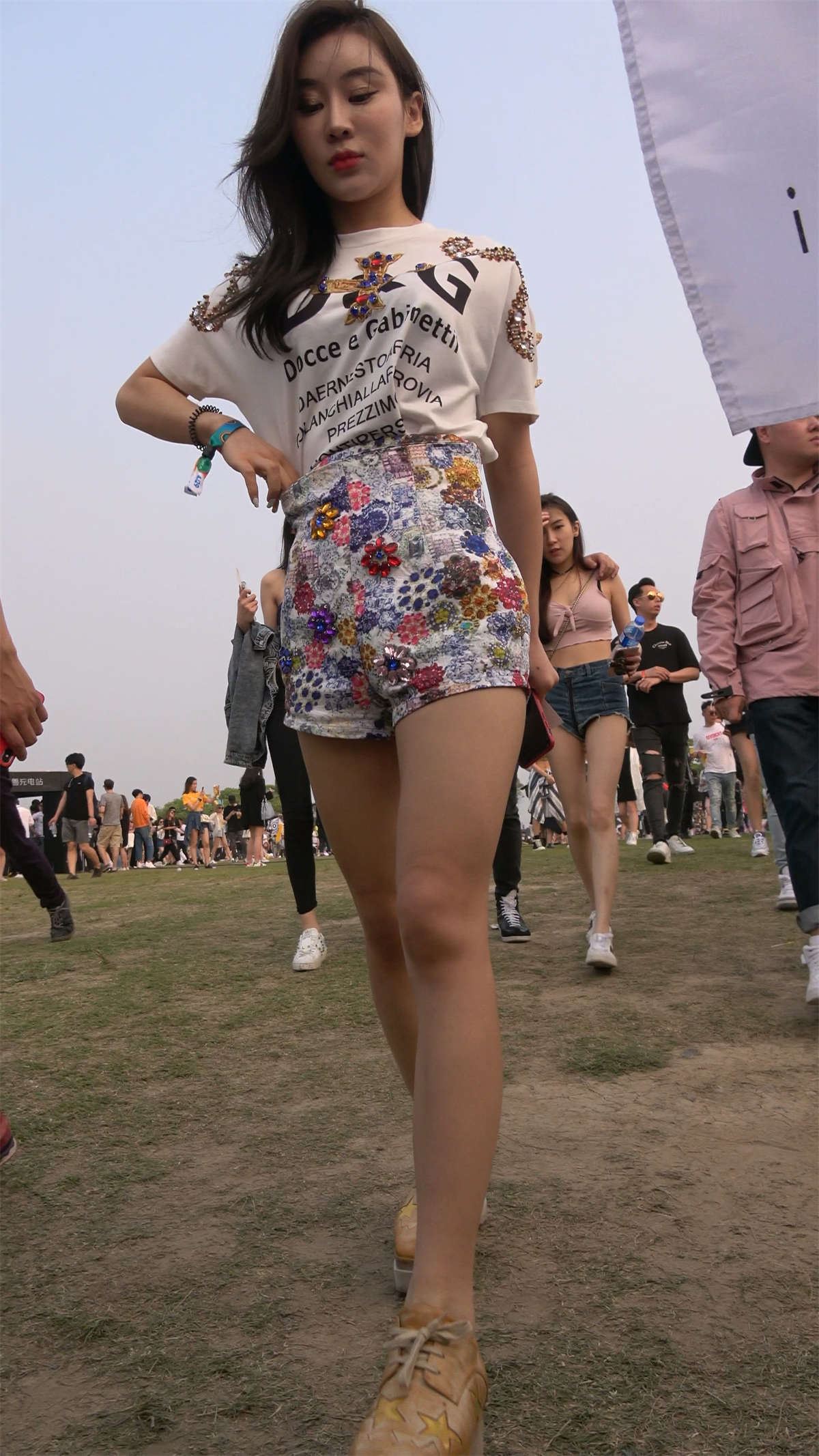 性感美腿花裤子美女
