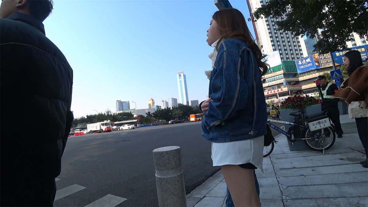 等待过马路的美腿美女