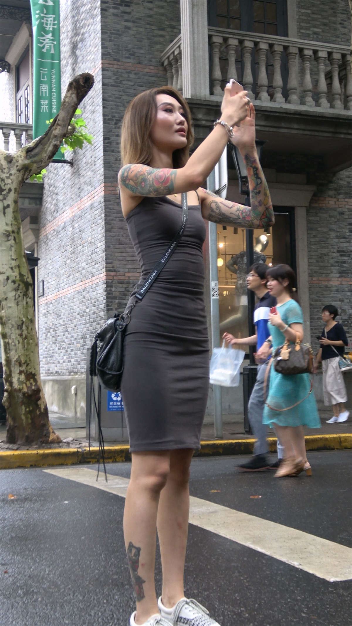 灰色吊带裙纹身妹