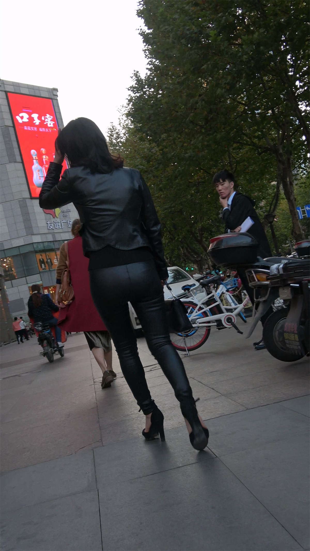 皮衣皮裤性感高跟美女