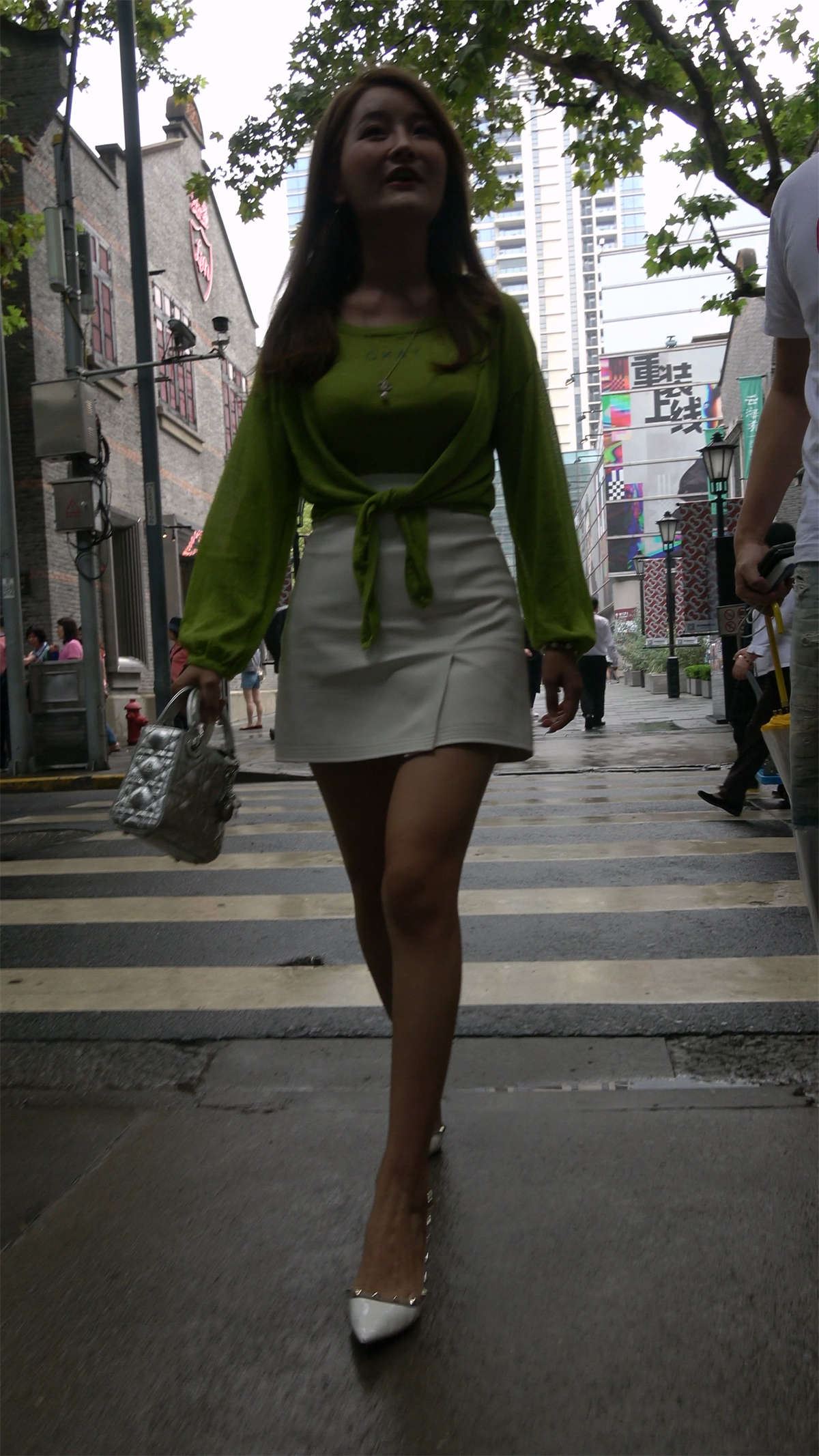 白色短裙高跟美腿美女