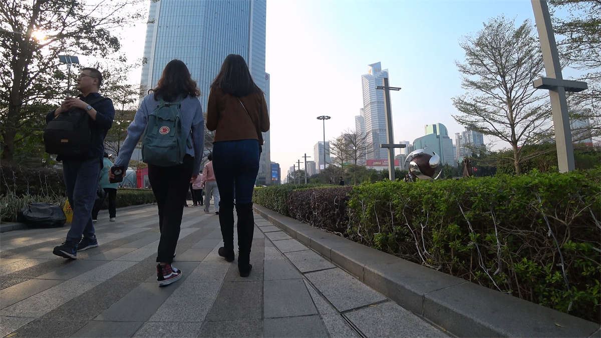 超级紧绷蓝色牛仔裤秀丽美女