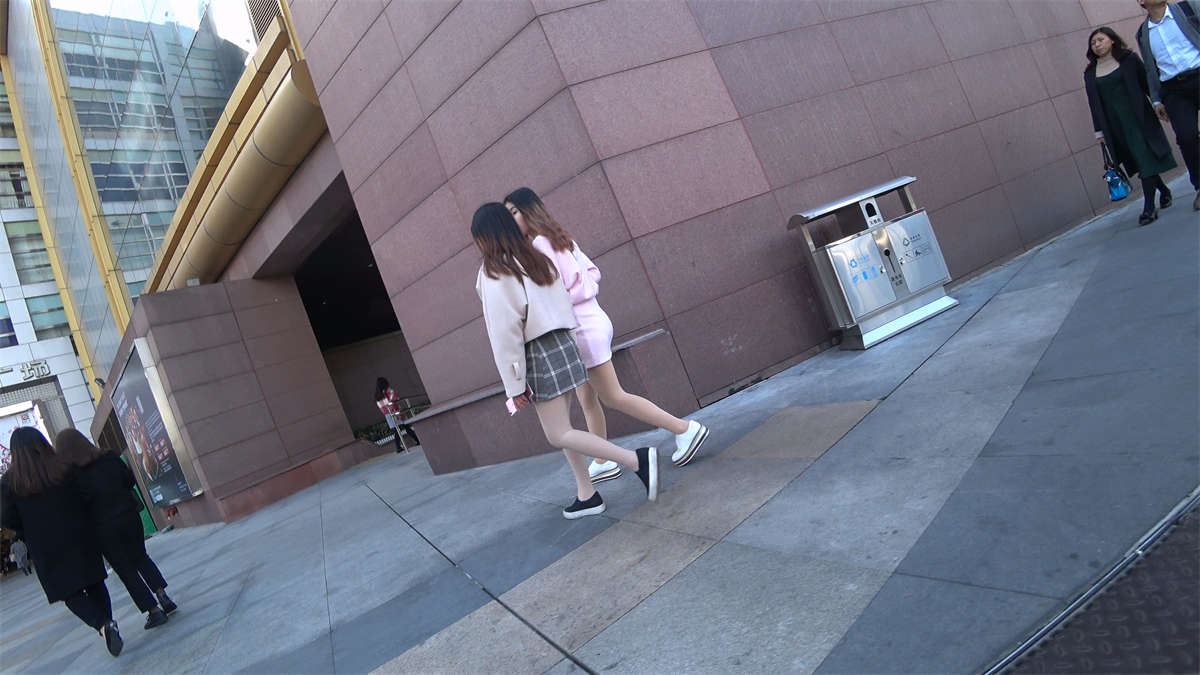 粉色美裙丝袜小清新美眉