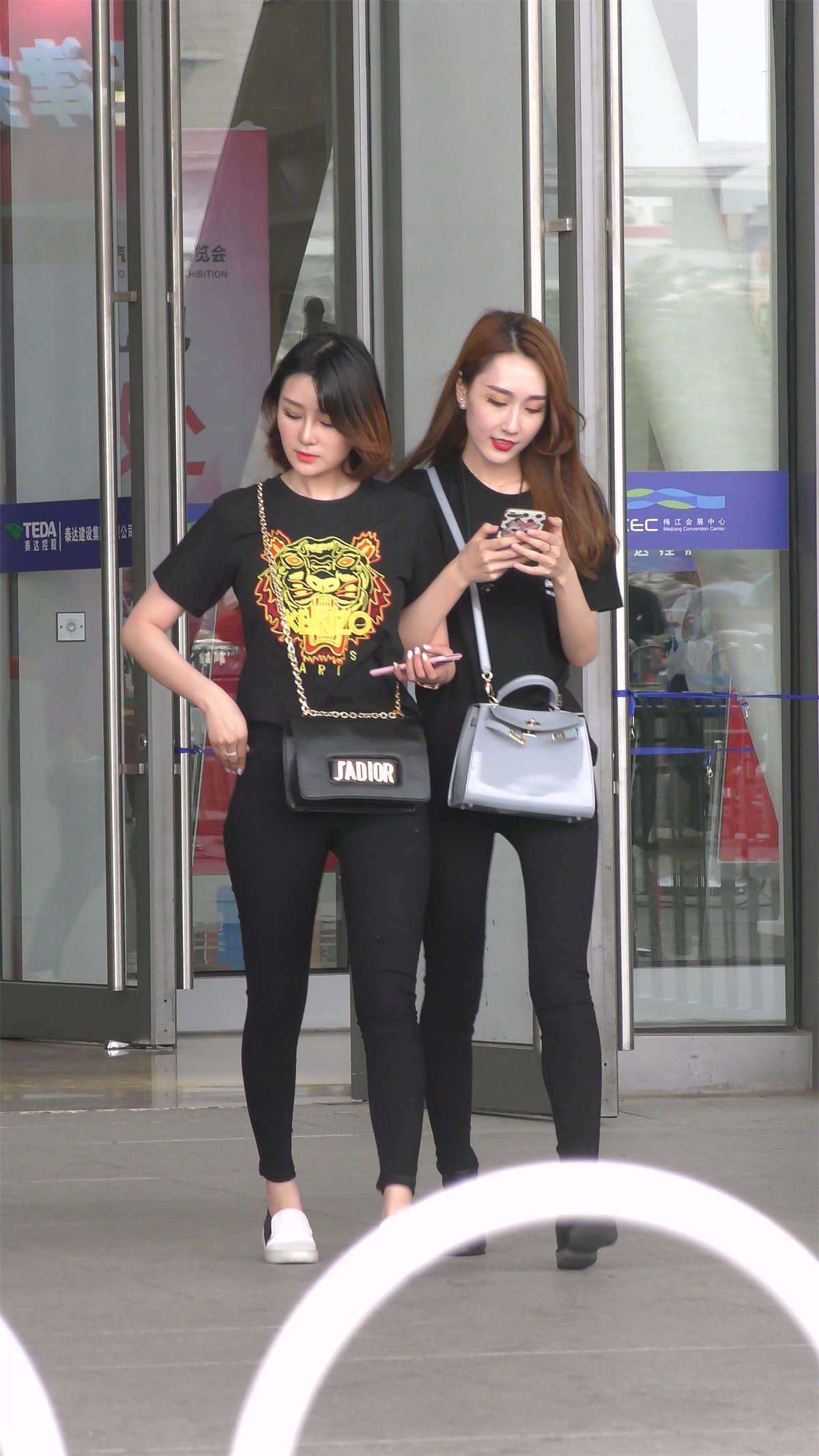 黑色紧身裤好身材漂亮美女