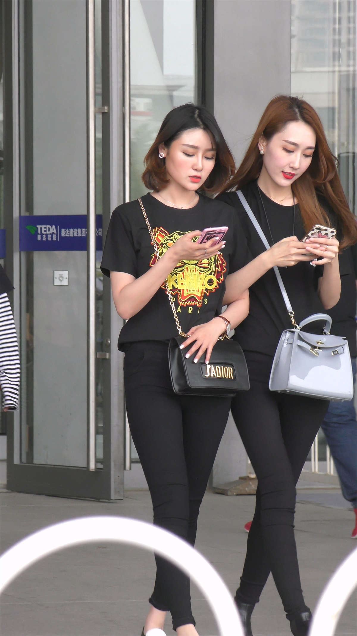 黑色紧身裤好身材漂亮美女