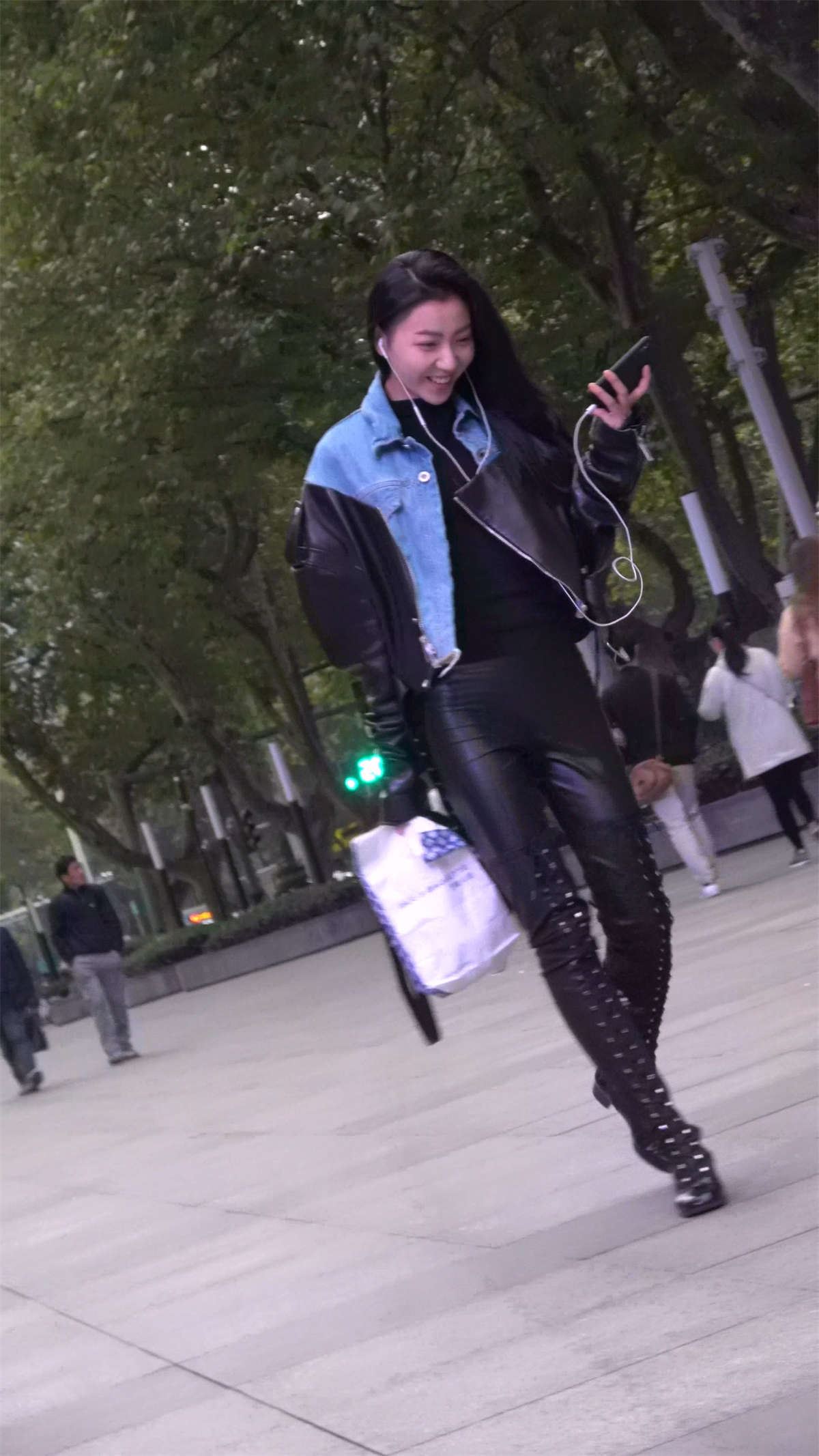 高挑街拍皮裤美女