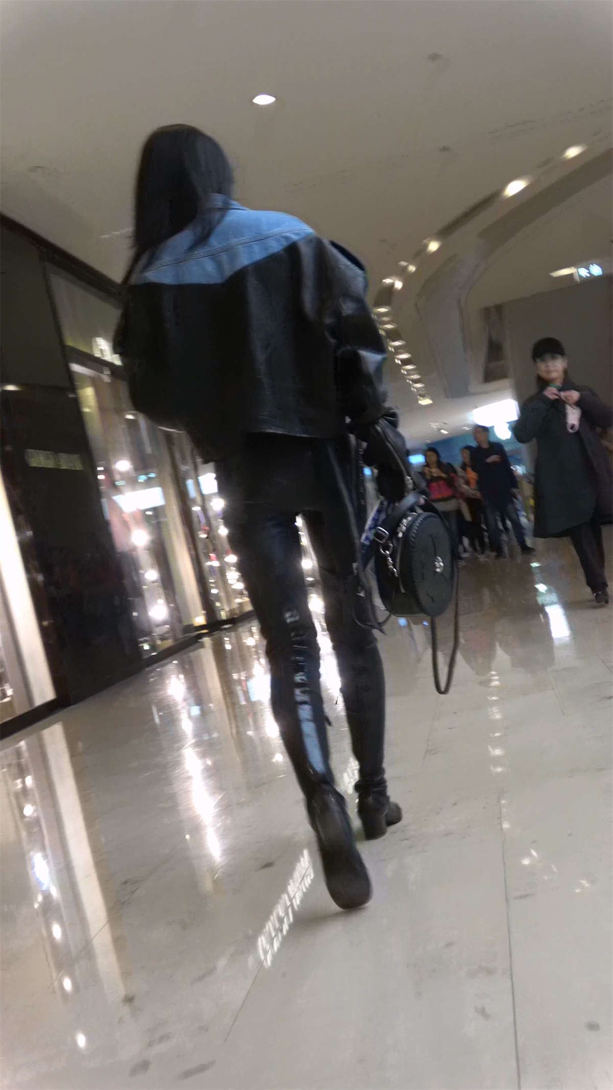 高挑街拍皮裤美女