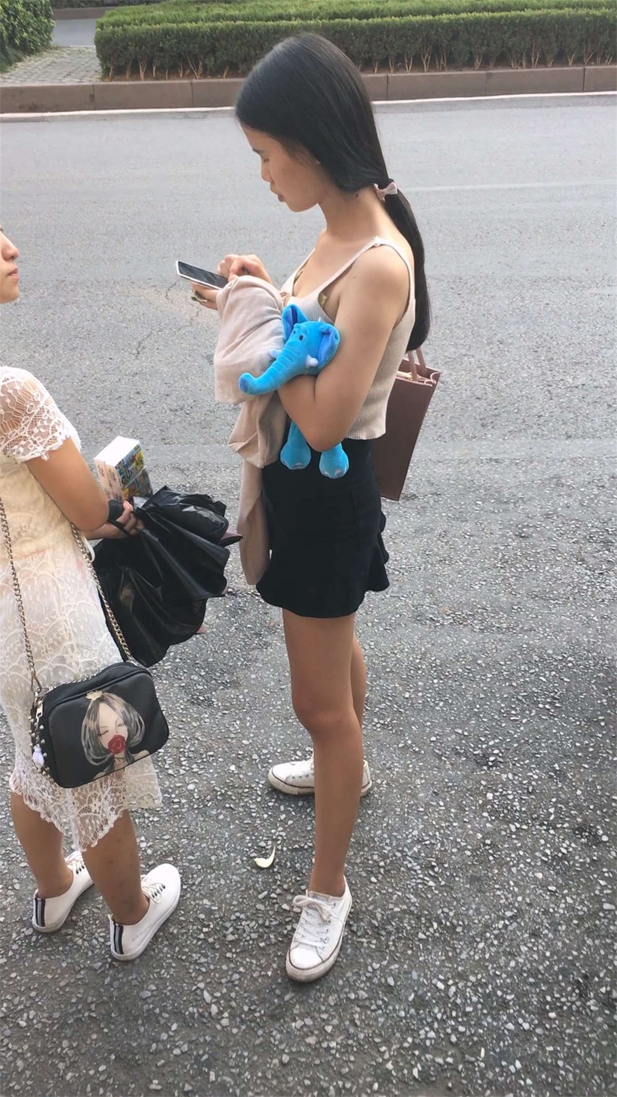 吊带背心小美女的沟沟坎坎