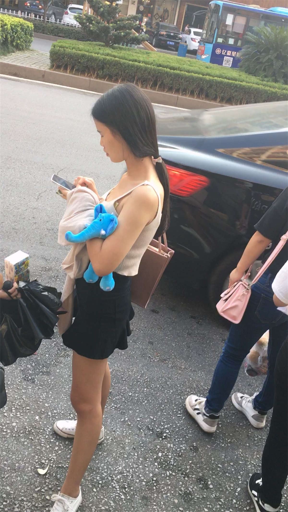 吊带背心小美女的沟沟坎坎