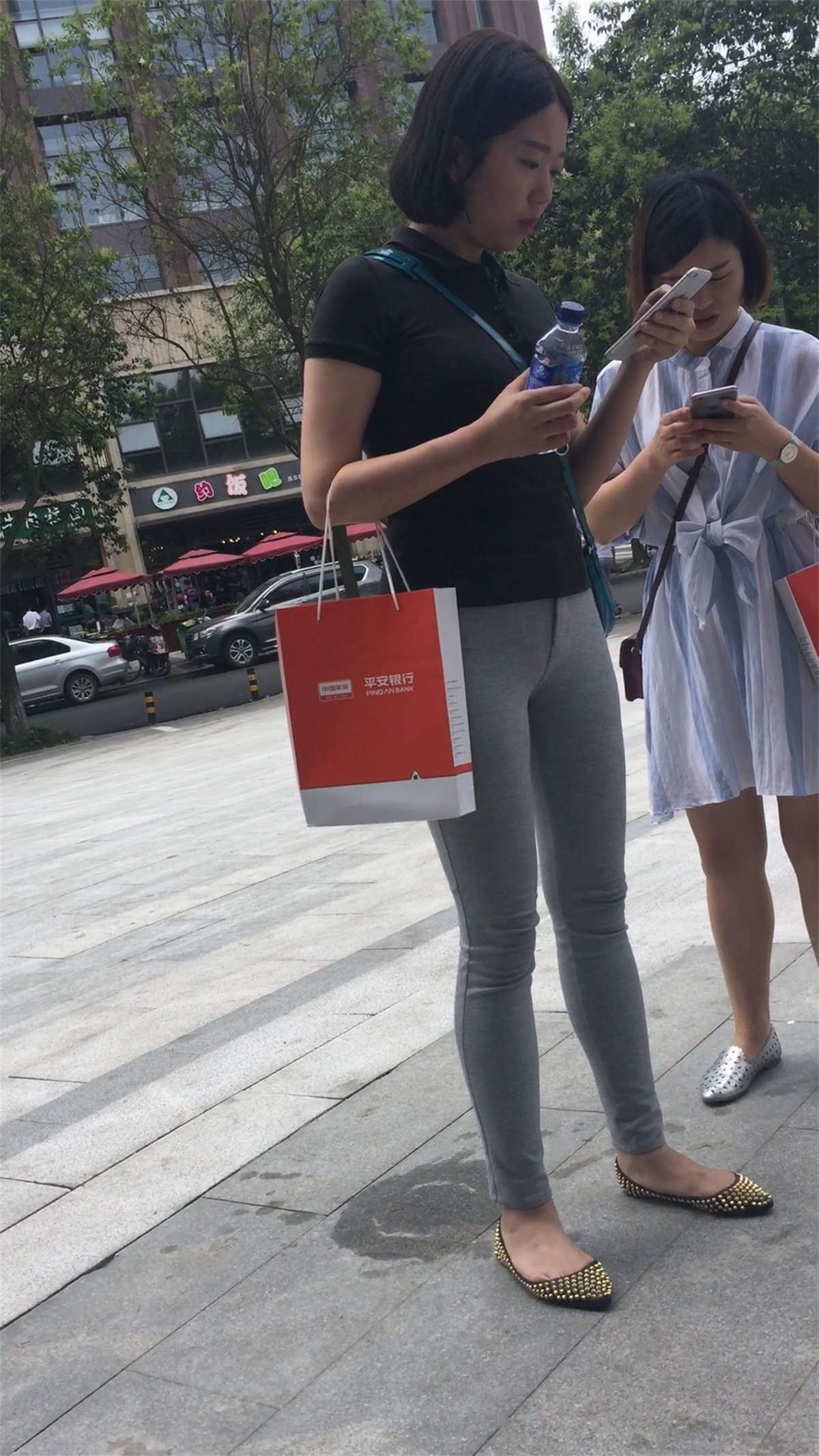 黑T恤紧身裤美女