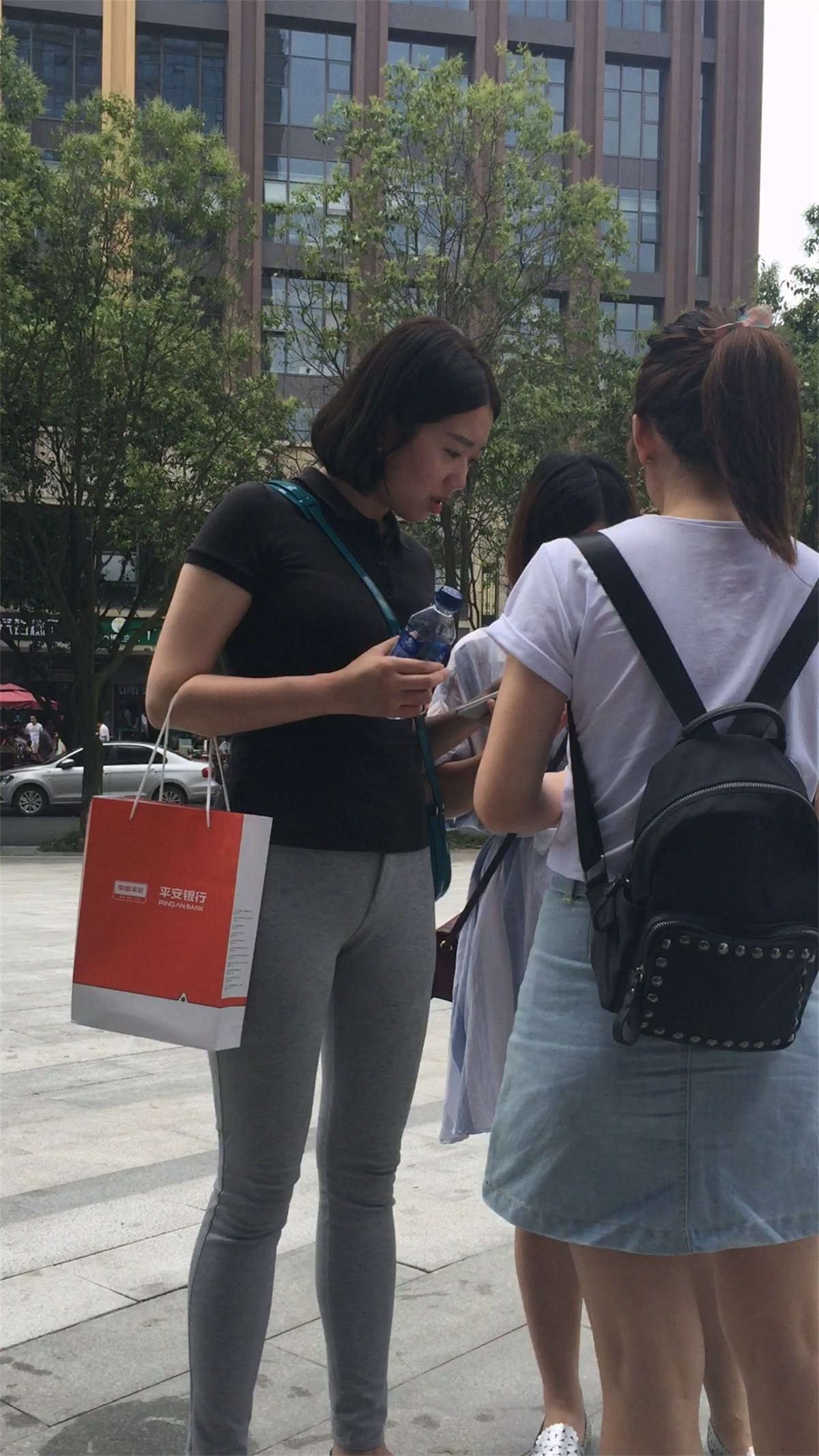 黑T恤紧身裤美女