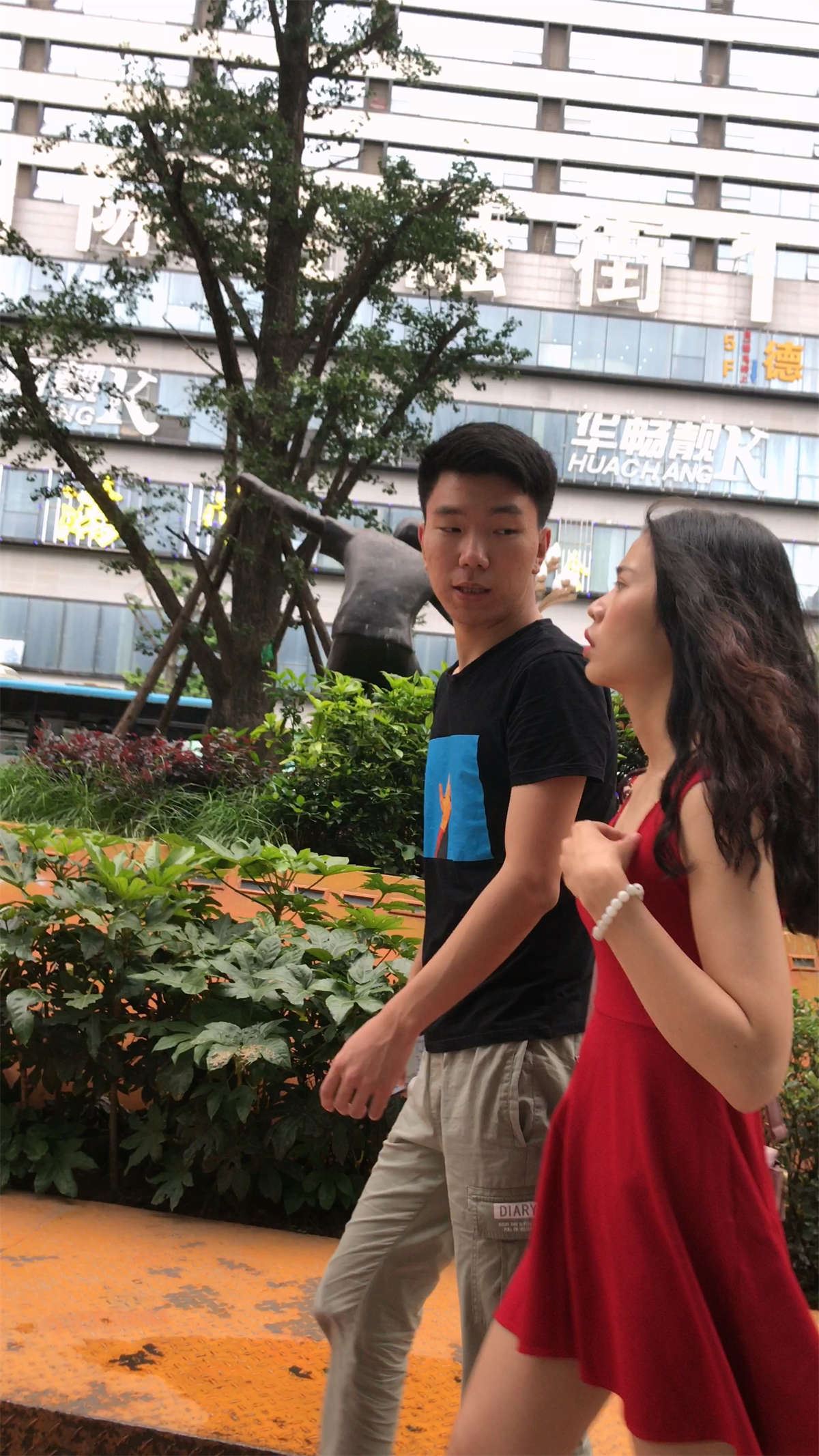 红色连衣裙凉高跟美女