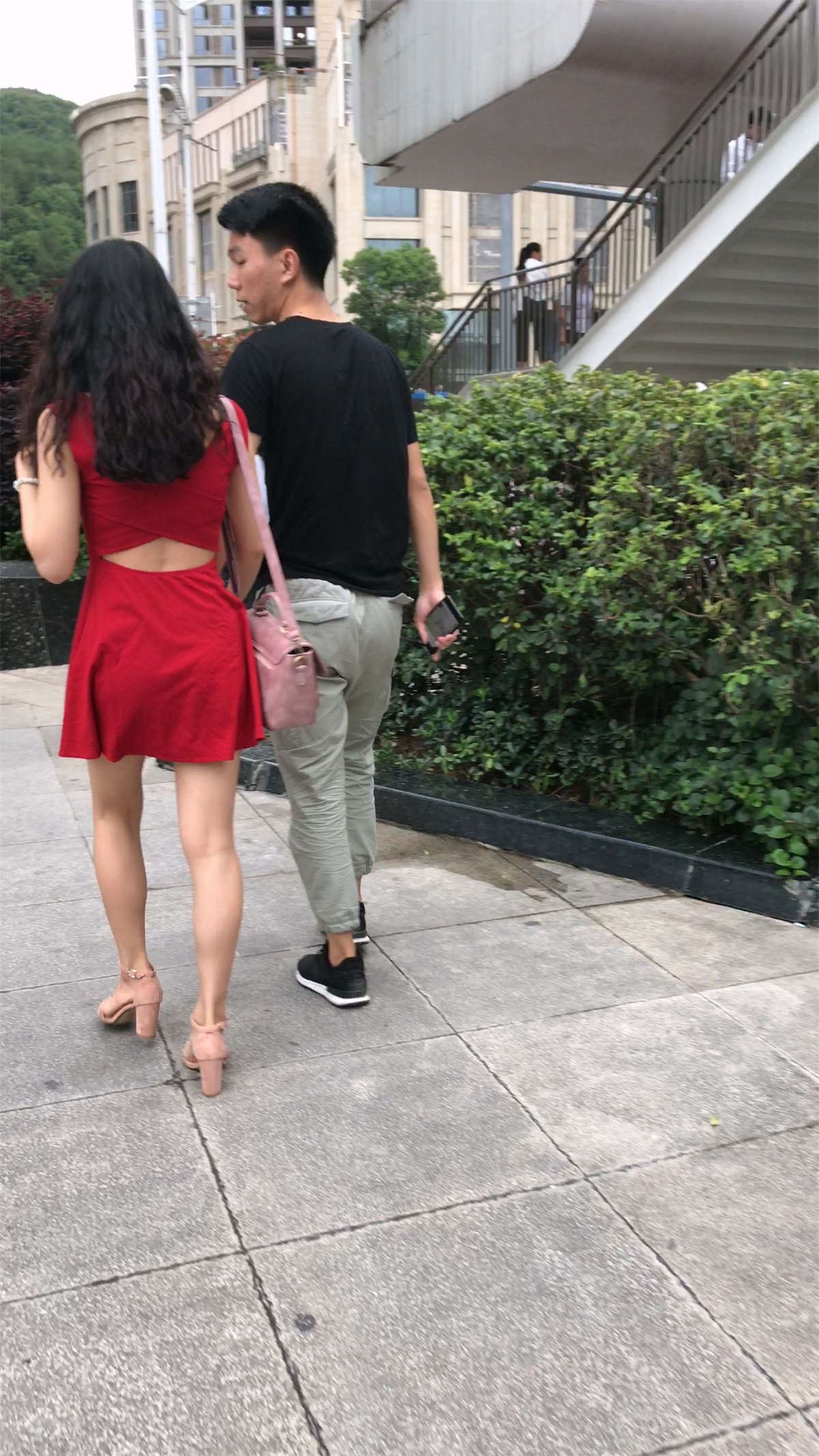 红色连衣裙凉高跟美女