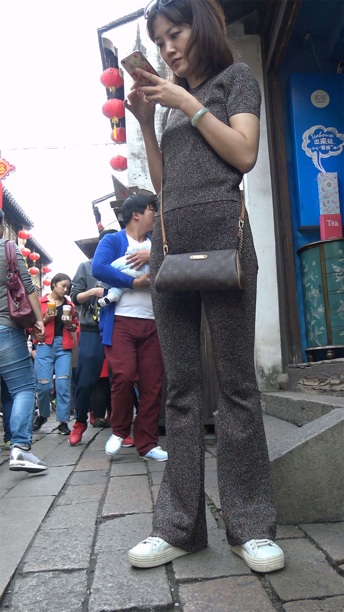 紧身裤美妇