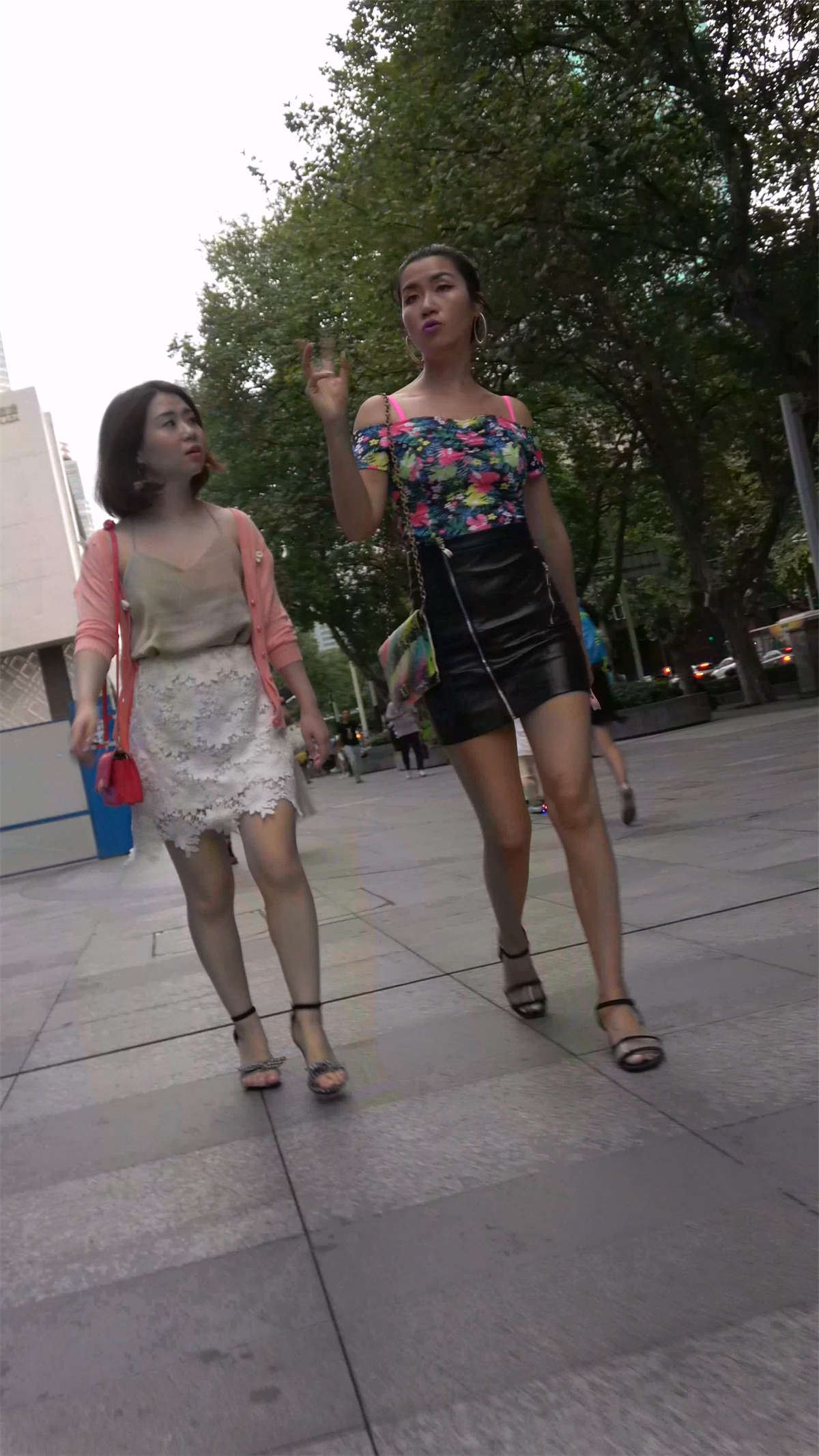 碎花吊带衫皮裙美女