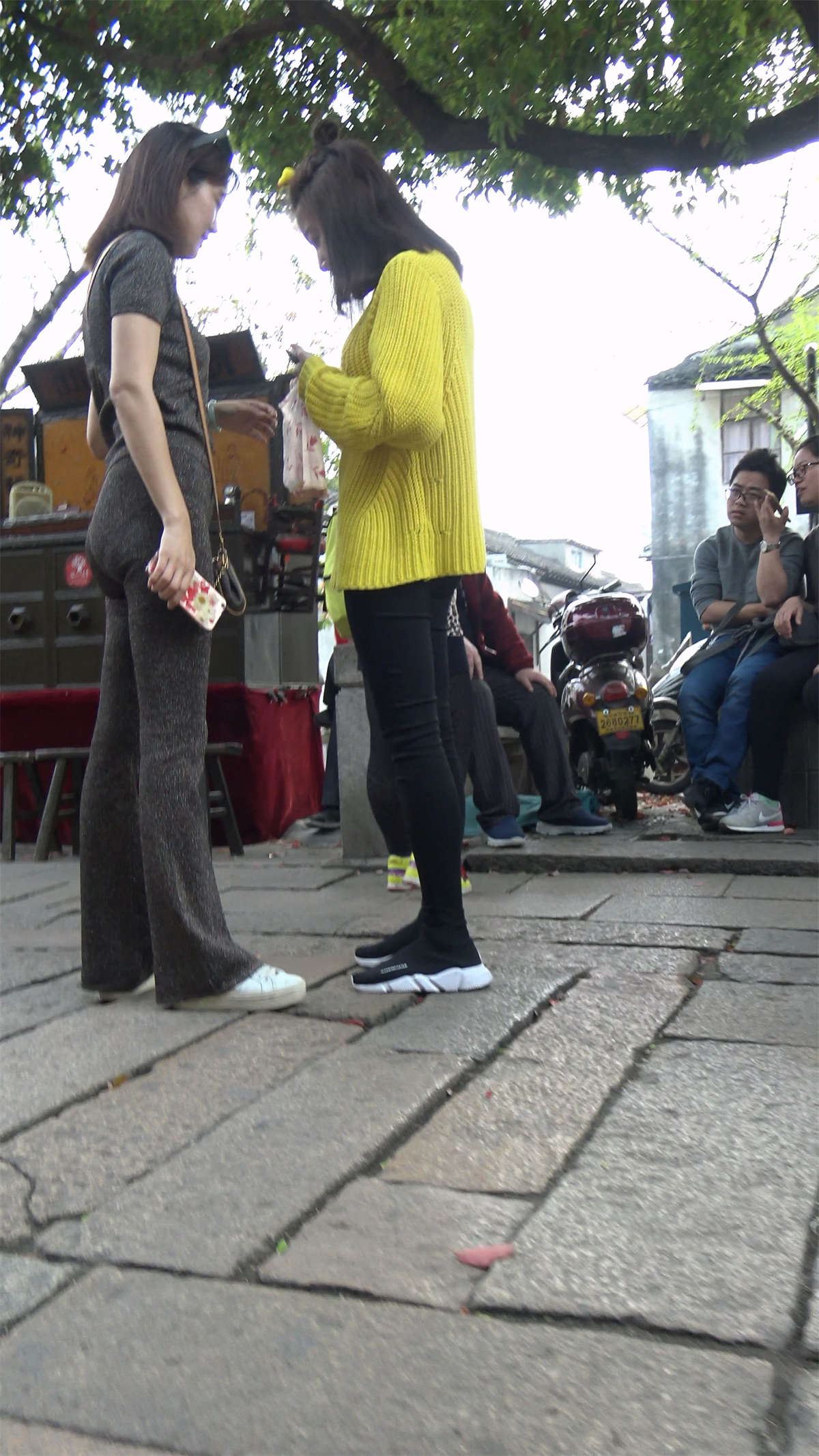 紧身裤美妇