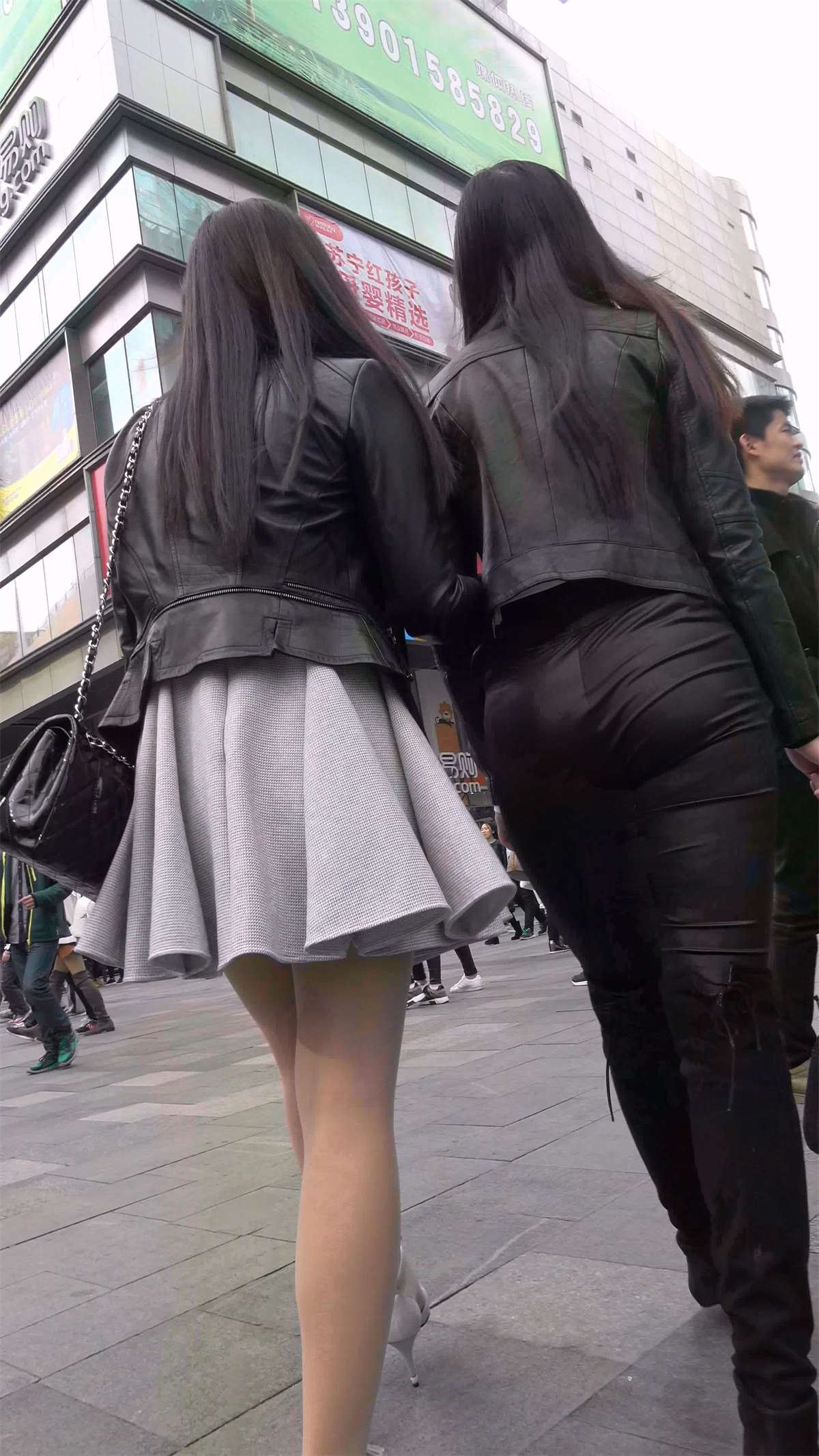 黑色紧身裤美女