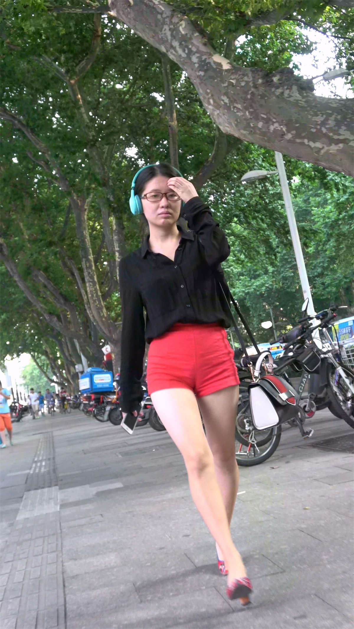 红色热裤美女