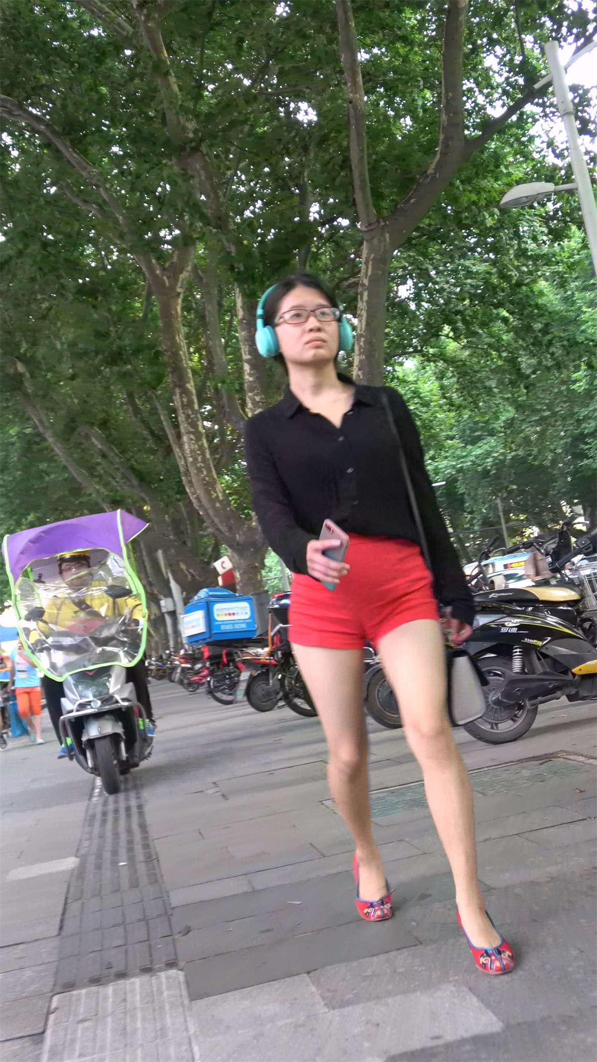 红色热裤美女