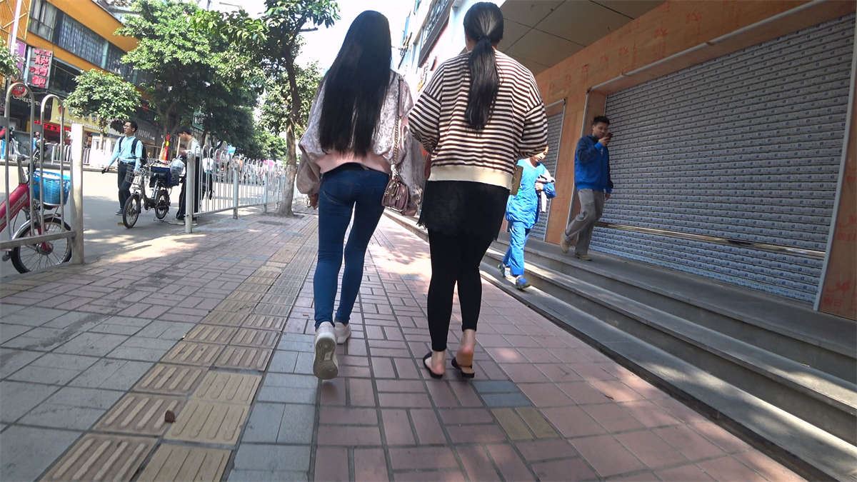 圆润紧身牛仔裤美眉