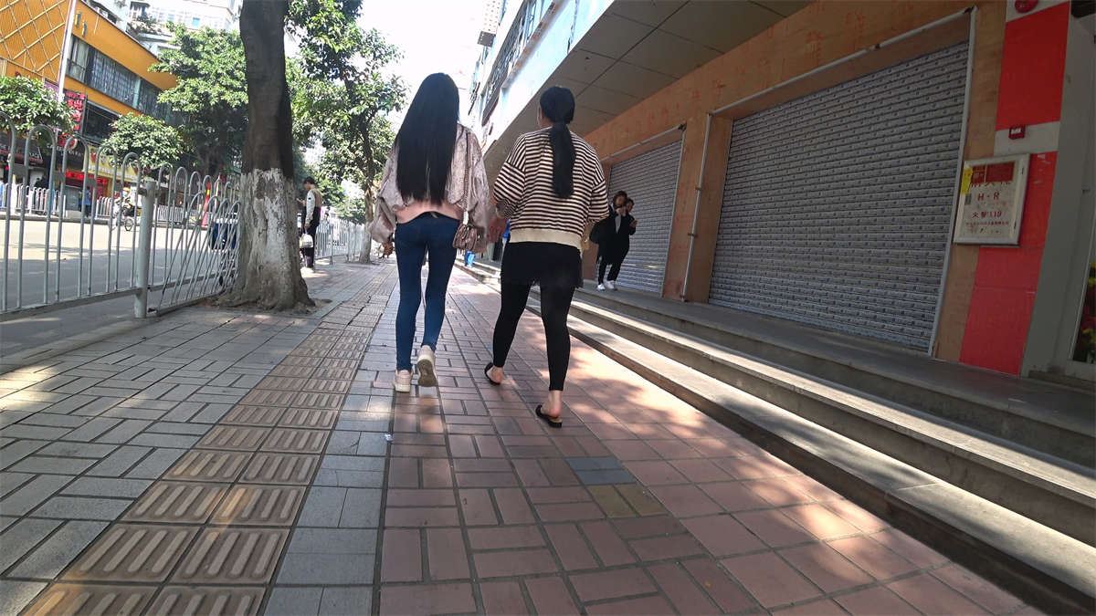 圆润紧身牛仔裤美眉